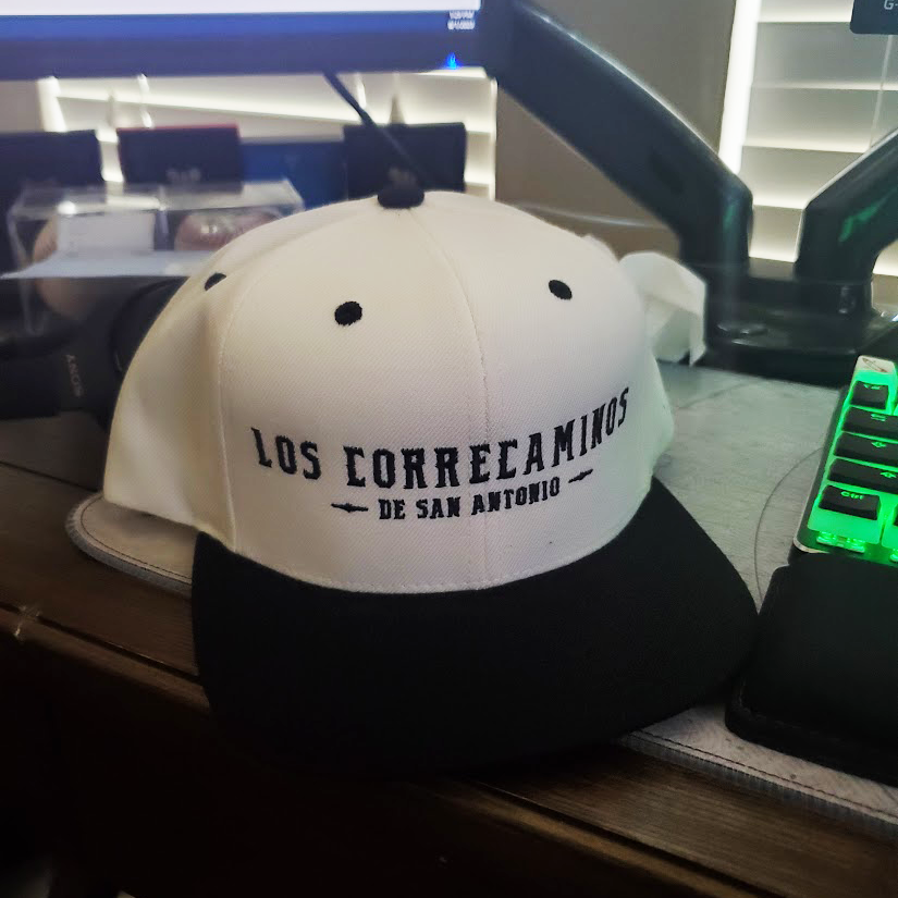 Los Correcaminos Snapback White - Alamo Audible